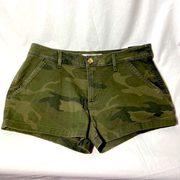 Abercrombie & Fitch Green Camouflage Shorts. Size 4. New With Tag. - Picture 5 of 10